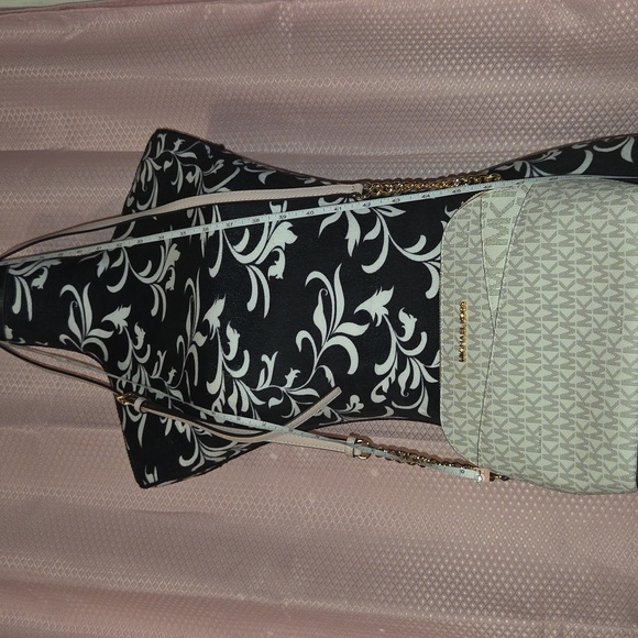 BNWT:  Michael Kors Cream/Blush Crossbody Bag with Gold Chain OBO - Picture 4 of 11